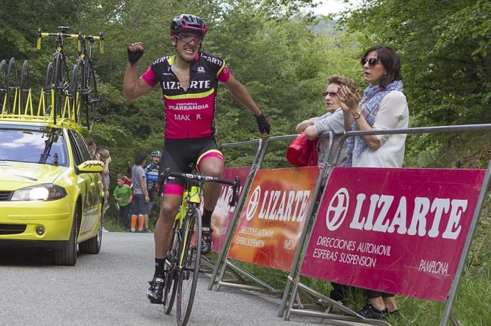 Carapaz, celebrando su victoria en una etapa de la Vuelta a Navarra 2016 con el Lizarte.