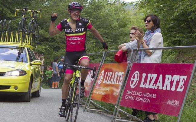 Carapaz, celebrando su victoria en una etapa de la Vuelta a Navarra 2016 con el Lizarte.
