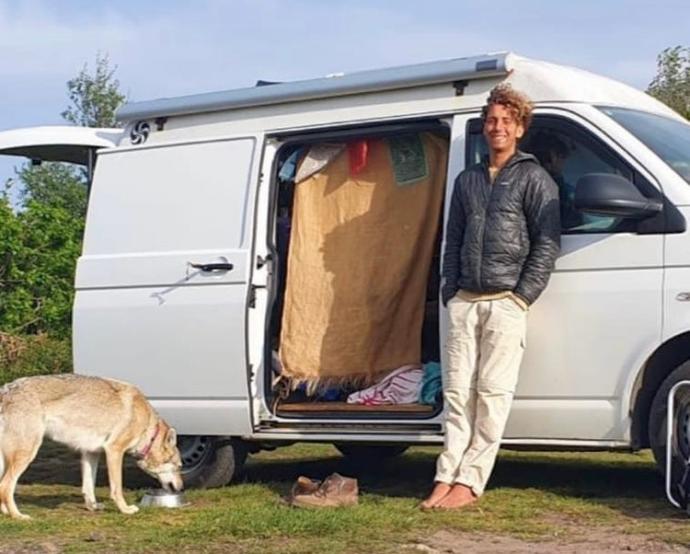 Edoardo Botta, junto a su caravana y su inseparable amiga Ariel.