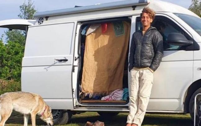 Edoardo Botta, junto a su caravana y su inseparable amiga Ariel. Edoardo Botta, junto a su caravana y su inseparable amiga Ariel.