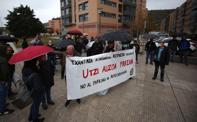 Manifestantes contra el parking de caravanas, el viernes en Ezcaba.