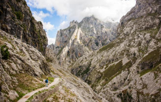 La Ruta del Cares atraviesa el corazón de los Picos de Europa, donde las montañas se muestra en toda su majestuosidad.
