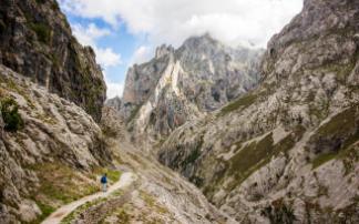 La Ruta del Cares atraviesa el corazón de los Picos de Europa, donde las montañas se muestra en toda su majestuosidad. La Ruta del Cares atraviesa el corazón de los Picos de Europa, donde las montañas se muestra en toda su majestuosidad.