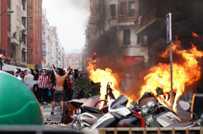La Ertzaintza ha cargado para disolver a la multitud congregada en Pozas horas antes de la final de Copa.