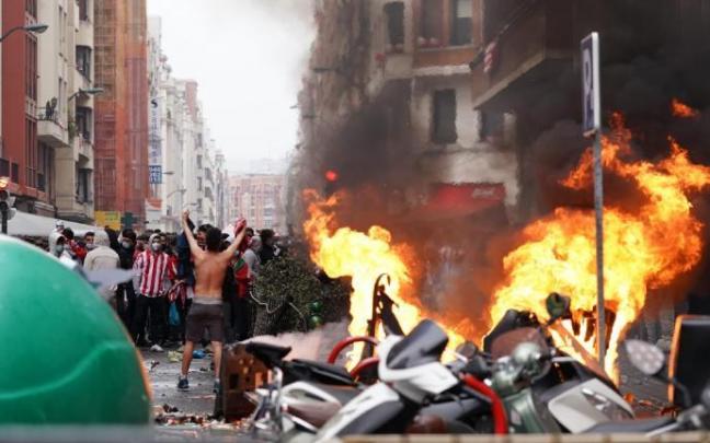 La Ertzaintza ha cargado para disolver a la multitud congregada en Pozas horas antes de la final de Copa.