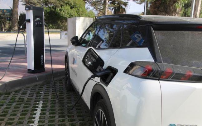 La implantación de puntos de recarga de vehículos eléctricos en el Estado es inferior a la media europea. La implantación de puntos de recarga de vehículos eléctricos en el Estado es inferior a la media europea.
