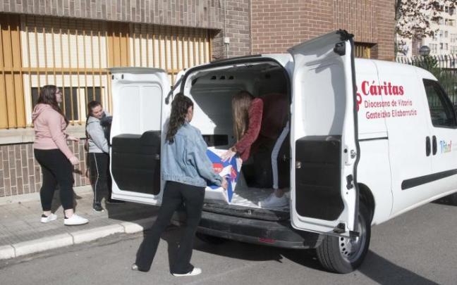 Campaña de recogida de ropa impulsada por Cáritas en Vitoria. Campaña de recogida de ropa impulsada por Cáritas en Vitoria.