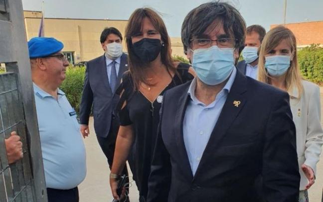 Carles Puigdemont deja la cárcel de Bancali (Cerdeña), arropado, entre otros, por Laura Borràs. Carles Puigdemont deja la cárcel de Bancali (Cerdeña), arropado, entre otros, por Laura Borràs.