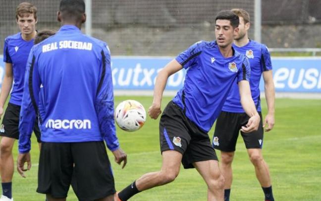 Carlos Fernández, en un entrenamiento en Zubieta. Carlos Fernández, en un entrenamiento en Zubieta.