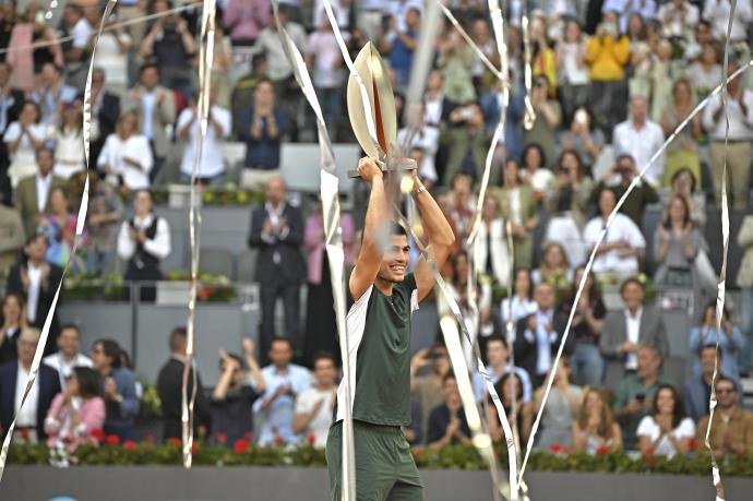 Carlos Alcaraz con el trofeo después de ganar el partido final individual masculino del torneo de tenis Mutua Madrid Open 2022