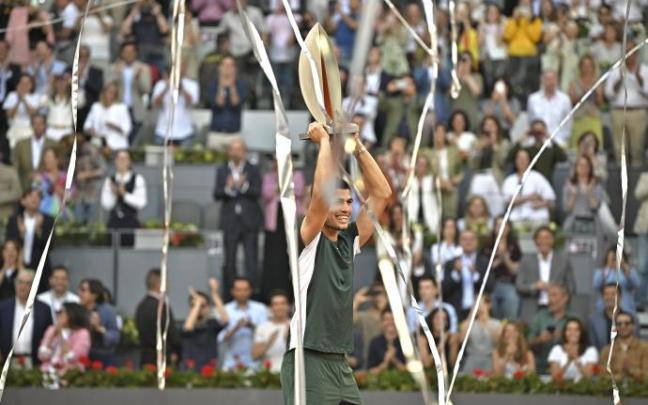 Carlos Alcaraz con el trofeo después de ganar el partido final individual masculino del torneo de tenis Mutua Madrid Open 2022 Carlos Alcaraz con el trofeo después de ganar el partido final individual masculino del torneo de tenis Mutua Madrid Open 2022