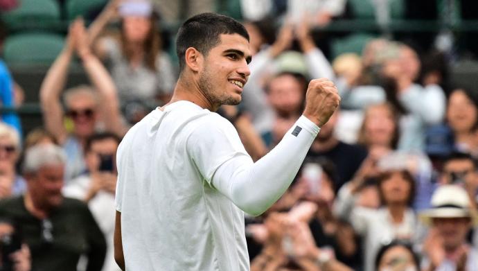 Carlos Alcaraz celebra su trabajada victoria ante Struff.