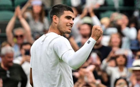 Carlos Alcaraz celebra su trabajada victoria ante Struff. Carlos Alcaraz celebra su trabajada victoria ante Struff.
