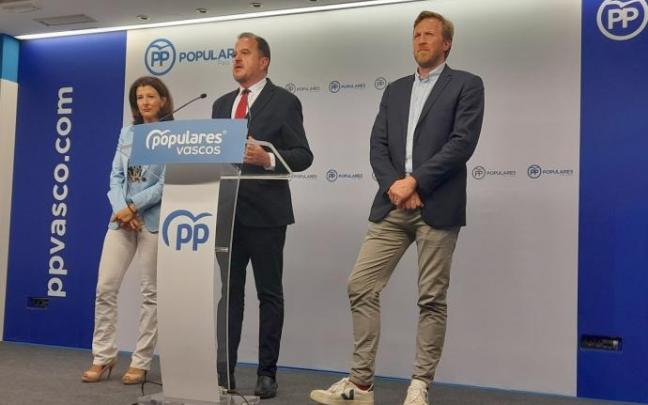 Iturgaiz, junto a Garrido y Corominas, valora el encuentro con la delegación del PSE. Iturgaiz, junto a Garrido y Corominas, valora el encuentro con la delegación del PSE.