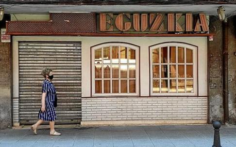 Una mujer pasa por delante del bar Eguzkia de Urretxu.