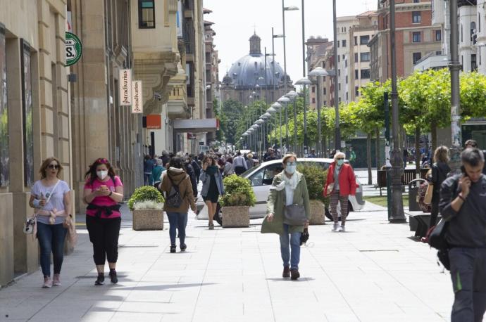 Gente paseando, algunos con mascarilla, por la avenida Carlos III, núcleo del Ensanche.