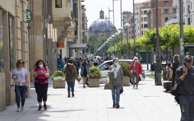Gente paseando, algunos con mascarilla, por la avenida Carlos III, núcleo del Ensanche.