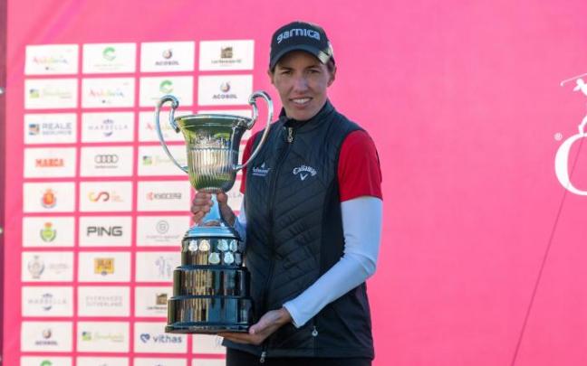 Carlota Ciganda posa con el trofeo de campeona tras el Andalucía Costa del Sol Open.