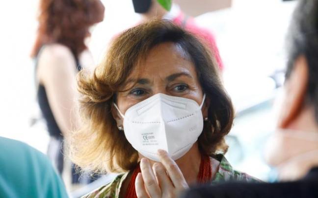 La vicepresidenta del Gobierno español, Carmen Calvo, vota en su sede de Córdoba para las primarias de su partido.