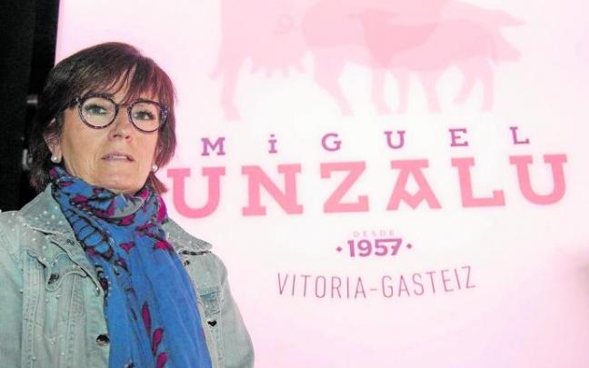 Carmen Unzalu posa frente a su puesto del mercado de Abastos de Vitoria Carmen Unzalu posa frente a su puesto del mercado de Abastos de Vitoria