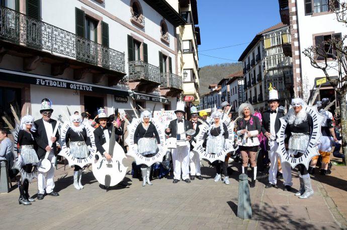 La música no podía faltar en los carnavales, tampoco en el desfile de cuadrillas.