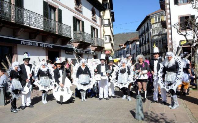La música no podía faltar en los carnavales, tampoco en el desfile de cuadrillas.