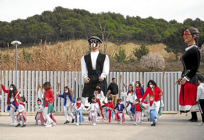 Los alumnos y alumnas de infantil llegan al patio acompañados de la comparsa de gigantes.