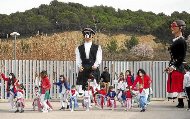 Los alumnos y alumnas de infantil llegan al patio acompañados de la comparsa de gigantes.