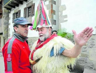 Lazaro Erregerena, veterano joaldun, dialogando con un policía foral. Foto: Ondikol