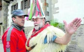 Lazaro Erregerena, veterano joaldun, dialogando con un policía foral. Foto: Ondikol
