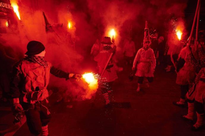 Kalejira en el inicio del carnaval por las calles del Casco Viejo de Iruña.