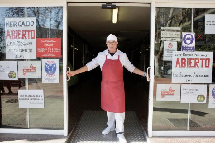 Lorenzo, responsable de la carnicería Tudero, en la puerta de entrada del mercado de Zaramaga