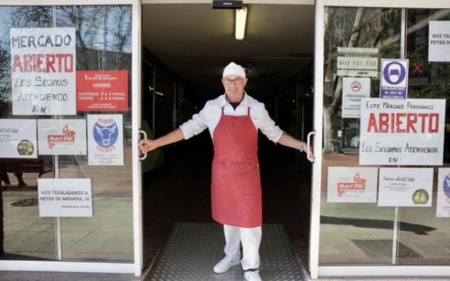 Lorenzo, responsable de la carnicería Tudero, en la puerta de entrada del mercado de Zaramaga