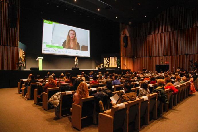 Carolina Espina durante su intervención en el congreso celebrado en Gasteiz.