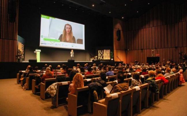 Carolina Espina durante su intervención en el congreso celebrado en Gasteiz.