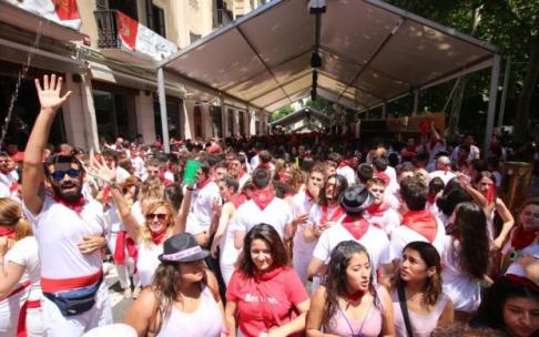 Ambiente por el día en las carpas que se instalaban en la cuesta del Labrit.
