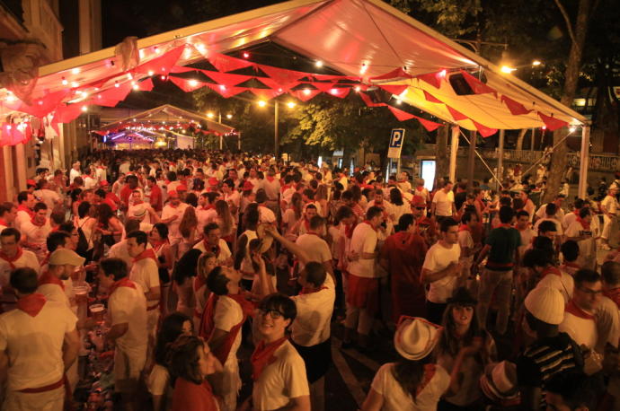 Ambiente sanferminero en las carpas del Labrit.