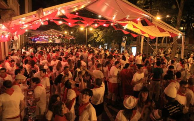 Ambiente sanferminero en las carpas del Labrit.