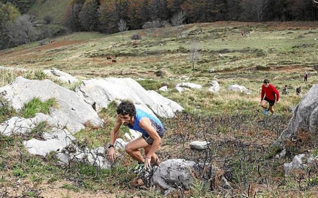 Varios atletas durante la carrera entre Azketa y Erlo que se celebró en el año 2015.