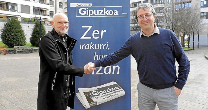 Jesús Etxebeste, del Donostiarrak, y Eduardo Iribarren tras la firma del acuerdo. Foto: Iker Azurmendi