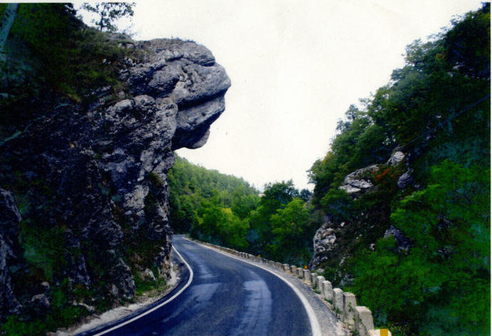 Paso de los Pocilones de la carretera A-3114 entre las localidades de Leorza y Cicujano