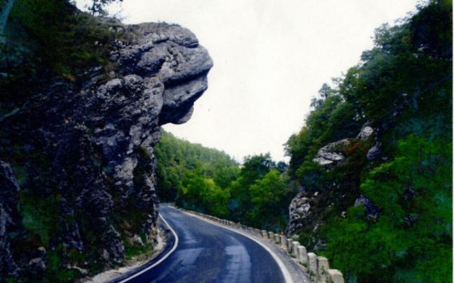 Paso de los Pocilones de la carretera A-3114 entre las localidades de Leorza y Cicujano