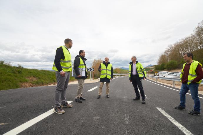 De izda a dcha, el alcalde de la Cendea de Galar, Óscar Amoztegui; el director del Servicio de Nuevas Infraestructuras, Jesús Polo; el consejero de Cohesión Territorial, Bernardo Ciriza; y José Ignacio Martínez de Morentín, gerente de Obras Especiales Edi