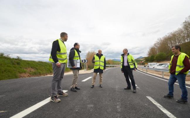 De izda a dcha, el alcalde de la Cendea de Galar, Óscar Amoztegui; el director del Servicio de Nuevas Infraestructuras, Jesús Polo; el consejero de Cohesión Territorial, Bernardo Ciriza; y José Ignacio Martínez de Morentín, gerente de Obras Especiales Edi