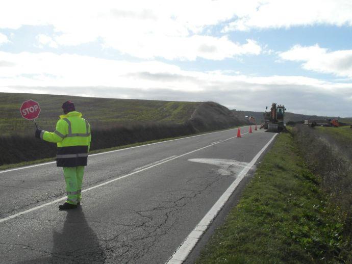 Operarios y maquinaria trabajando en la reforma de la carretera 666 (Allo - Sesma).