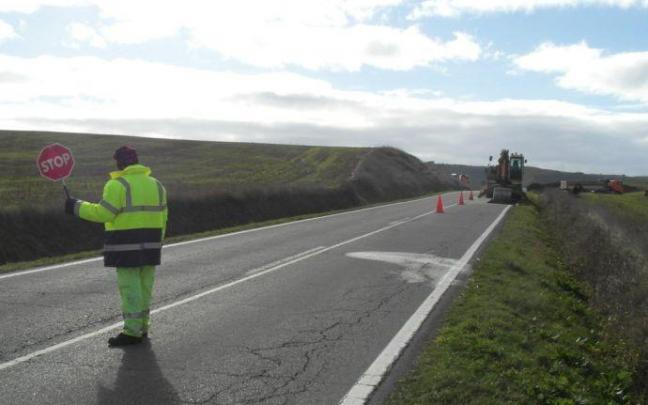 Operarios y maquinaria trabajando en la reforma de la carretera 666 (Allo - Sesma). Operarios y maquinaria trabajando en la reforma de la carretera 666 (Allo - Sesma).