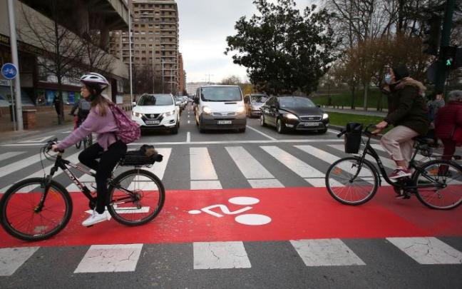 Dos personas circulan por el carril bici cerca del Edificio Singular. Dos personas circulan por el carril bici cerca del Edificio Singular.
