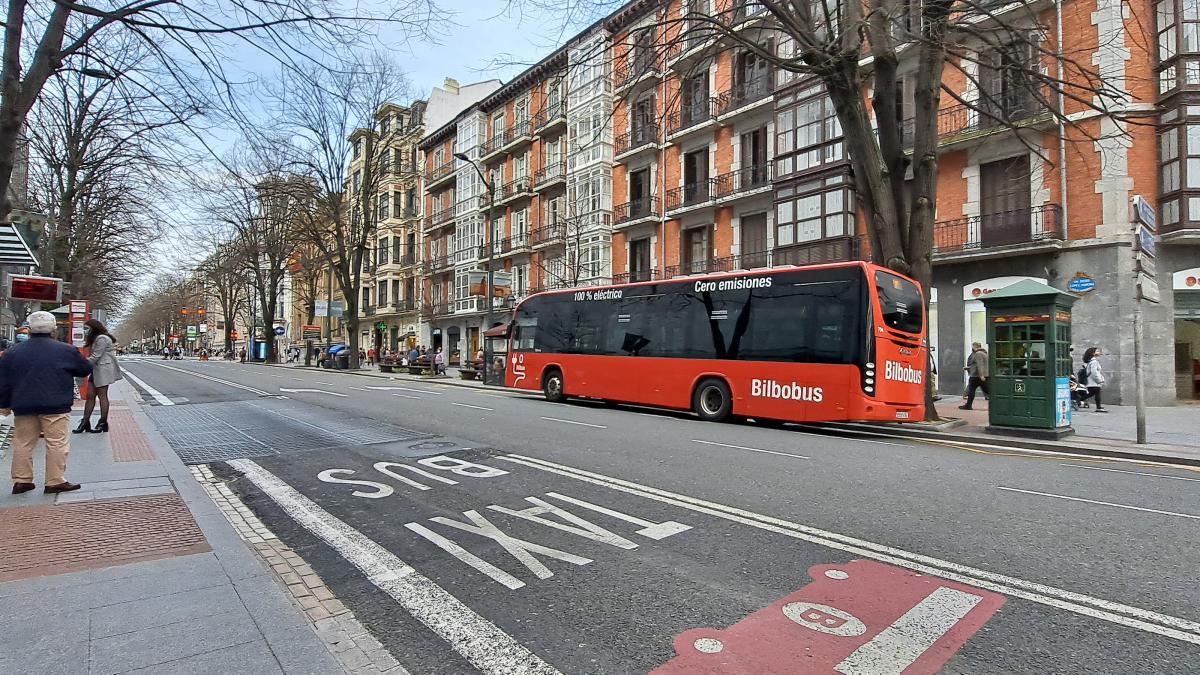 Carril-bus y parada de Bilbobus |Ayuntamiento