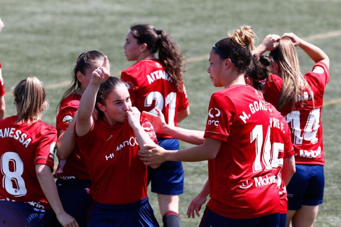 Carrillo se besa el escudo para celebrar un gol.