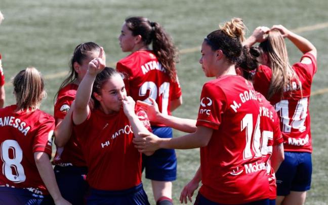 Carrillo se besa el escudo para celebrar un gol.